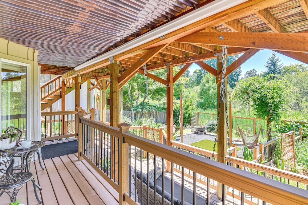 Backs to Wetlands: Tranquil Beaverton Retreat!