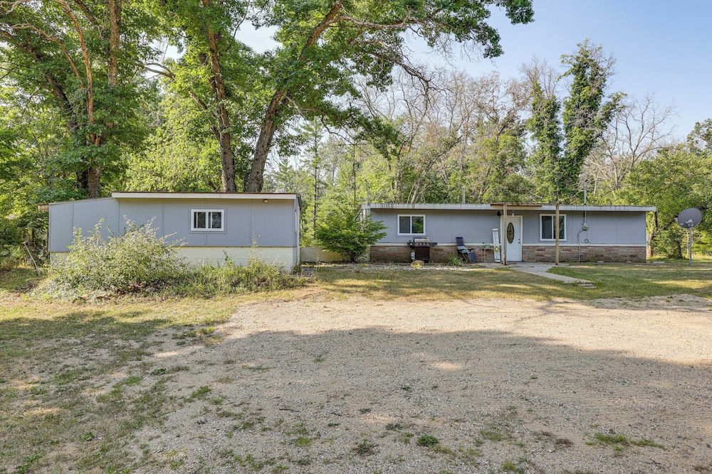 Pet-friendly Retreat: Over 3 Acres in Baldwin!