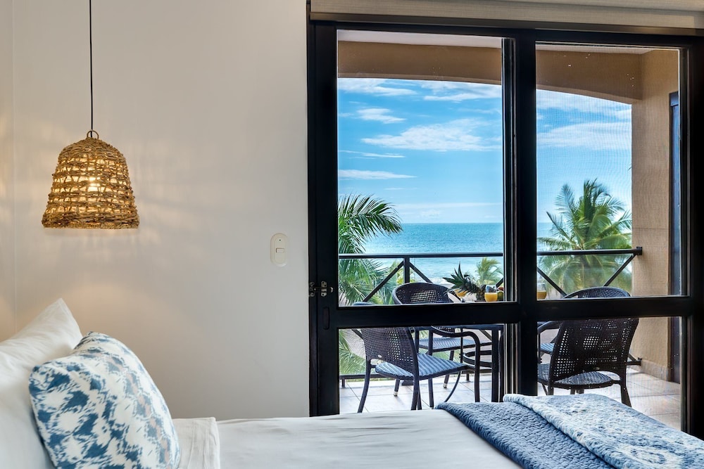 Oceanfront Penthouse / Upscale Roof Terrace view 2