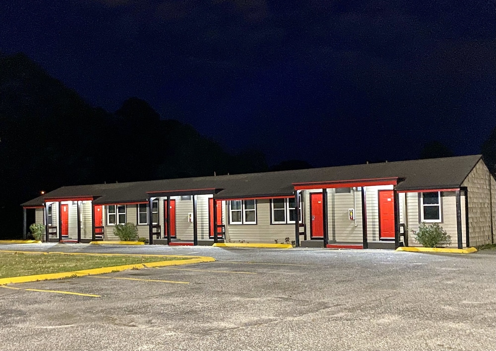 Whistling Pines - Daily & Extended Stay, Elizabeth City