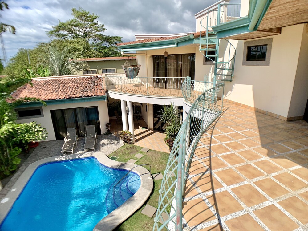 Villa Arenas: Private Pool & Easy Beach Access in Jaco by RedAwning