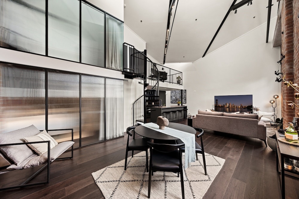 Stylish Riverside 2-bedroom Apartment in Teneriffe