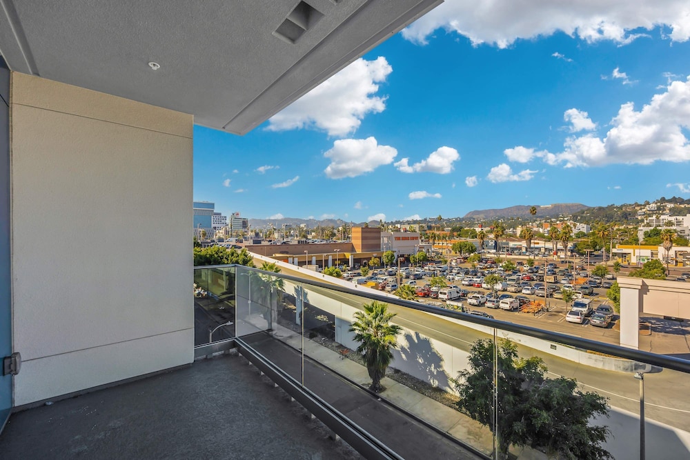 Luxury 3BR Hollywood Sign View by Oneluxstay