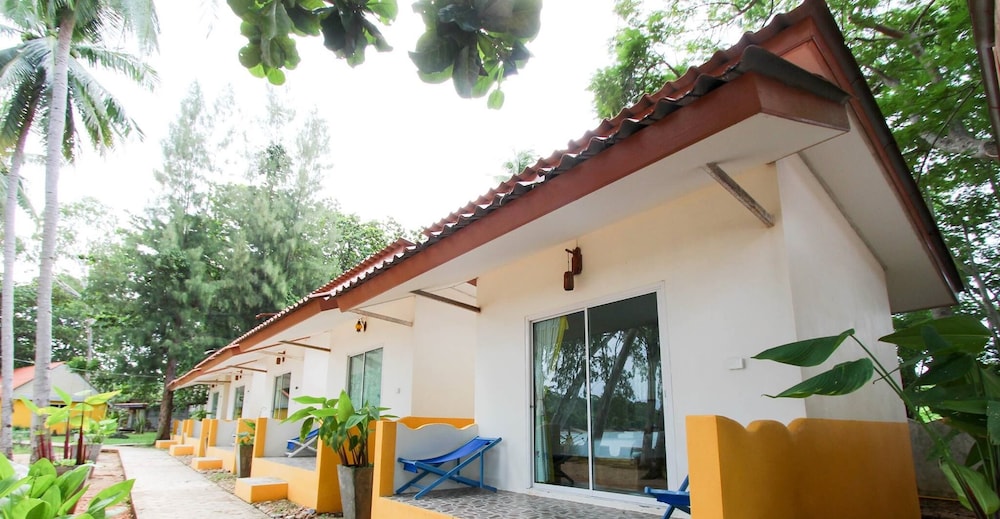 Hotel Issara Beach Resort - Image 1