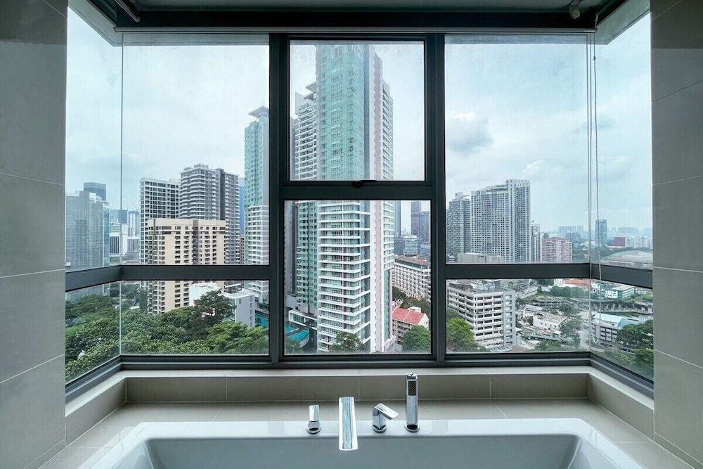 Modern High Floor 3BR Apt Bathtub Bkt Bintang