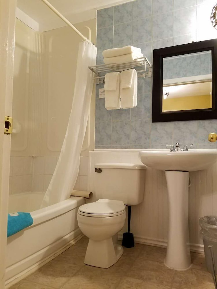 7 West Motel