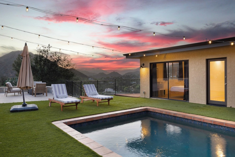 Designer Retreat w/ Pool, Firepits, Panoramic Views The Lake House at Malibu