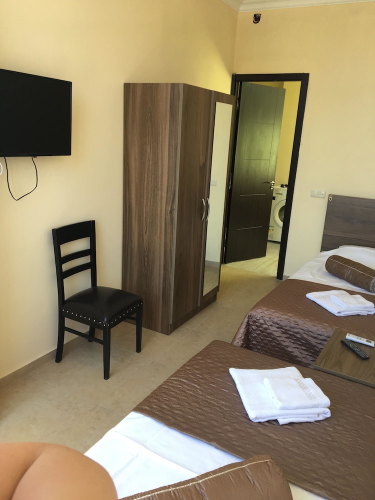 Hotel Guesthouse Lola