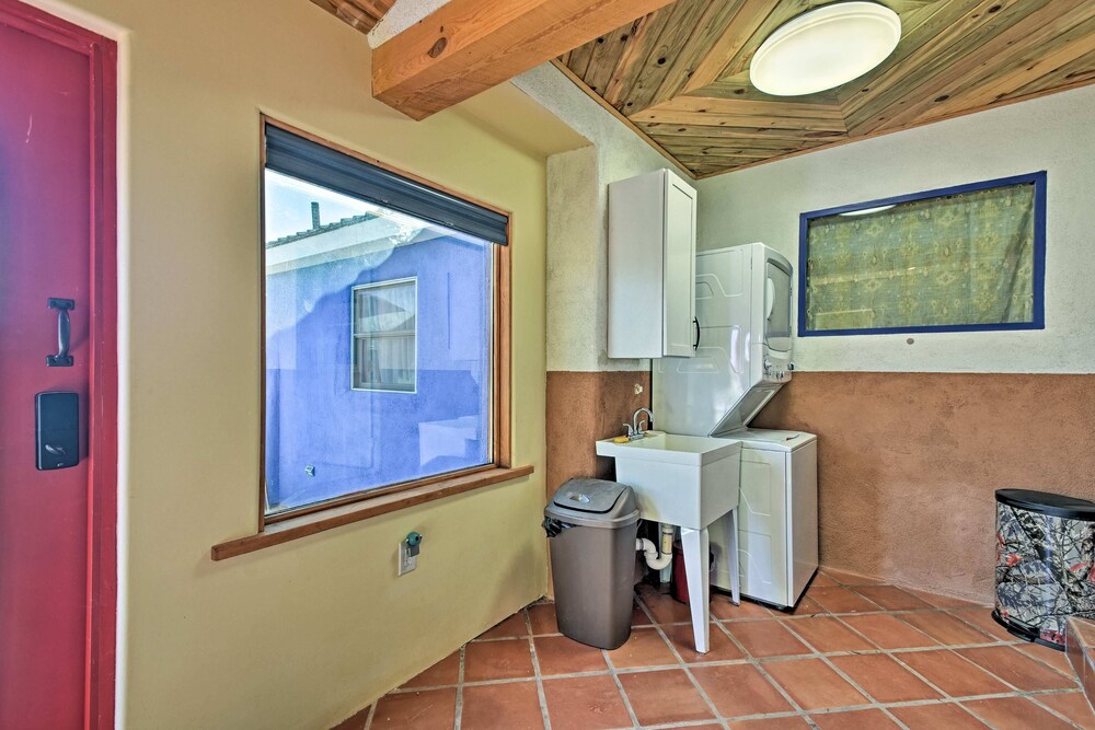 Cozy 'blue Adobe' w/ Steam Room 2 Mi. From Taos! view 5