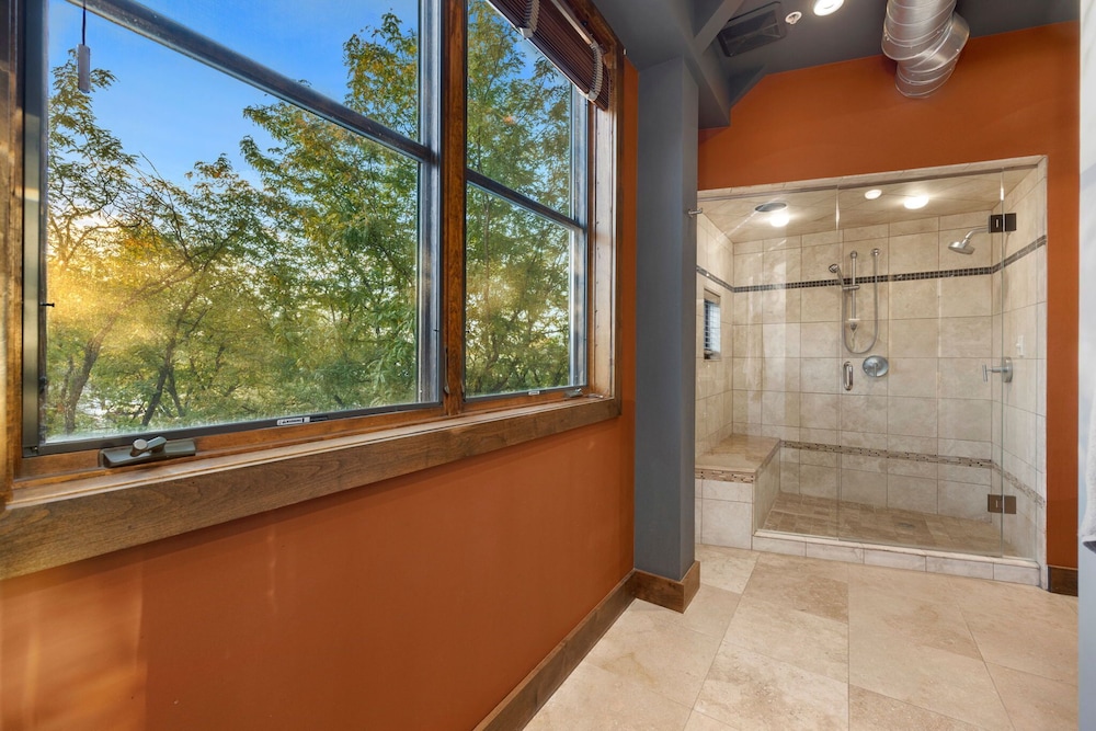 Penthouse With Mountain Views in Heart of Old Town
