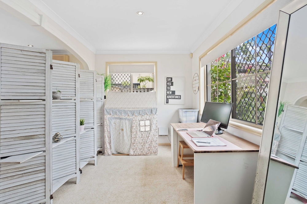 Waterfront Canal Escape in Burleigh