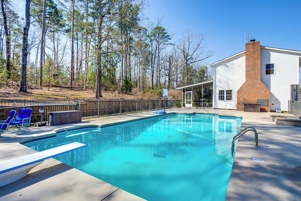 Near Lake Murray: Family Getaway w/ Screened Porch