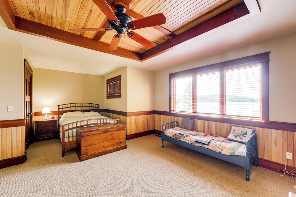 Hamlin Lake Retreat: Spacious Stay for Groups!