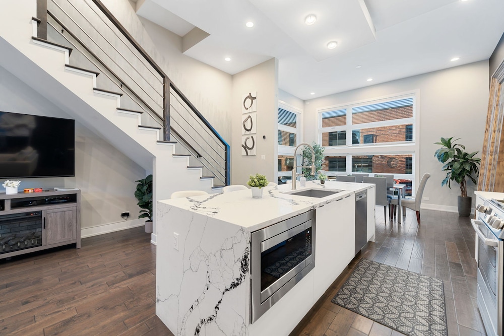 Magnificent NEW Home w 8 Beds Free Parking