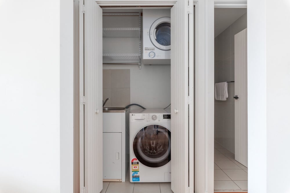 Bright 2-bed Apartment With Balcony & Garage