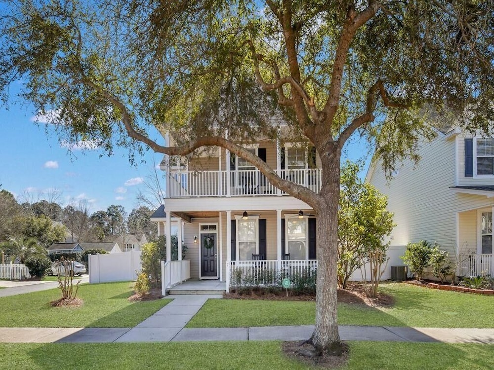 Coastal Quarters in Bluffton - Dog Friendly! Bluffton Park Lowcountry Charmer