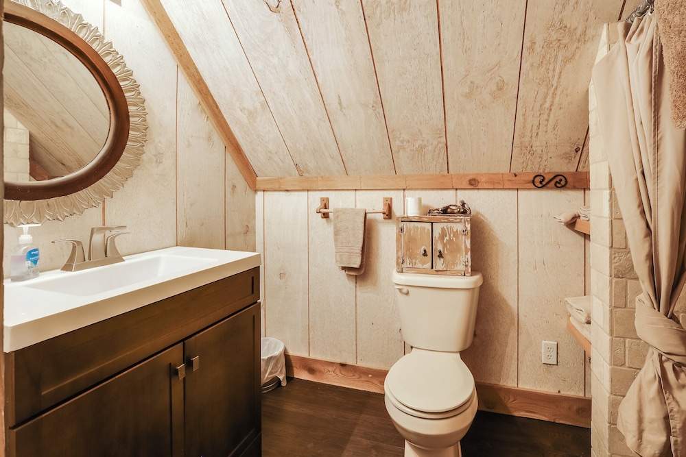 Chic 'tree House' Studio ~ 24 Mi to Bandera!