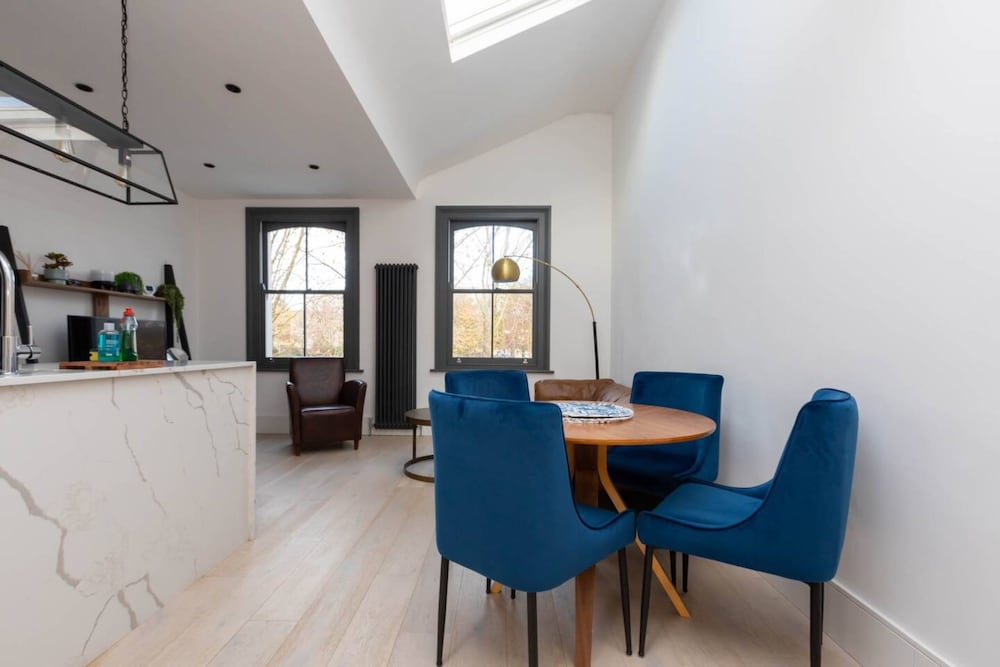 Contemporary 2 Bedroom Apartment on Columbia Road