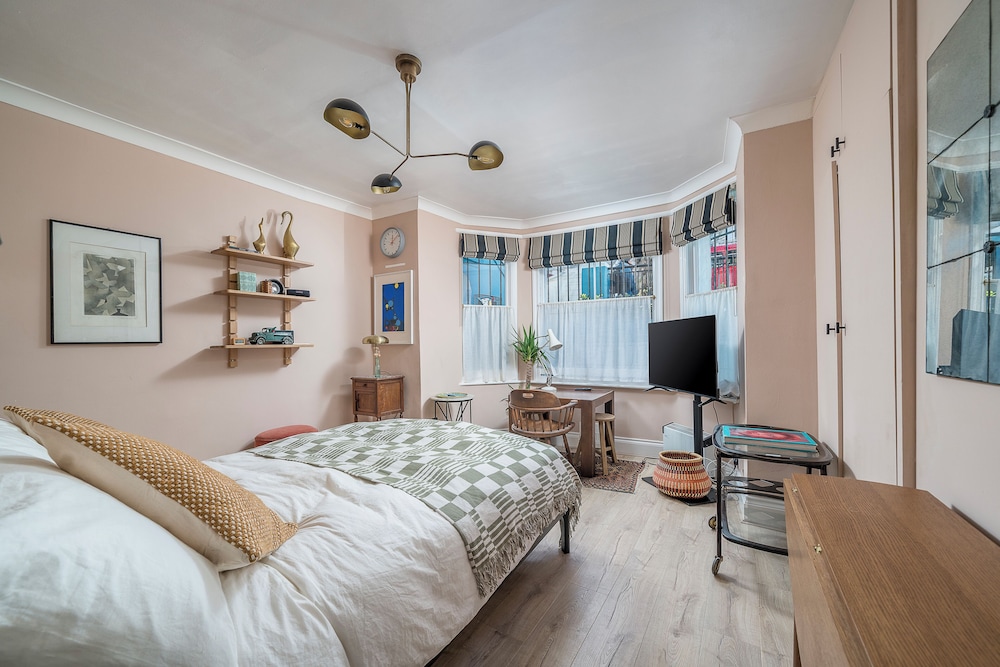 Charming Studio moments from Portobello