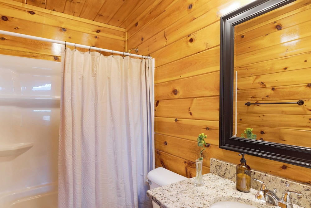 A View for All Seasons by Avantstay 12bdr w/ Game Room, Hot Tub, Movie Theater, Deck Views