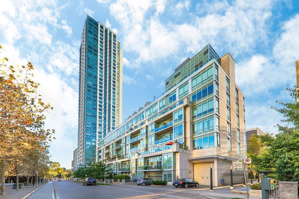 Stunning Suites Luxurious Downtown Condo - Image 4