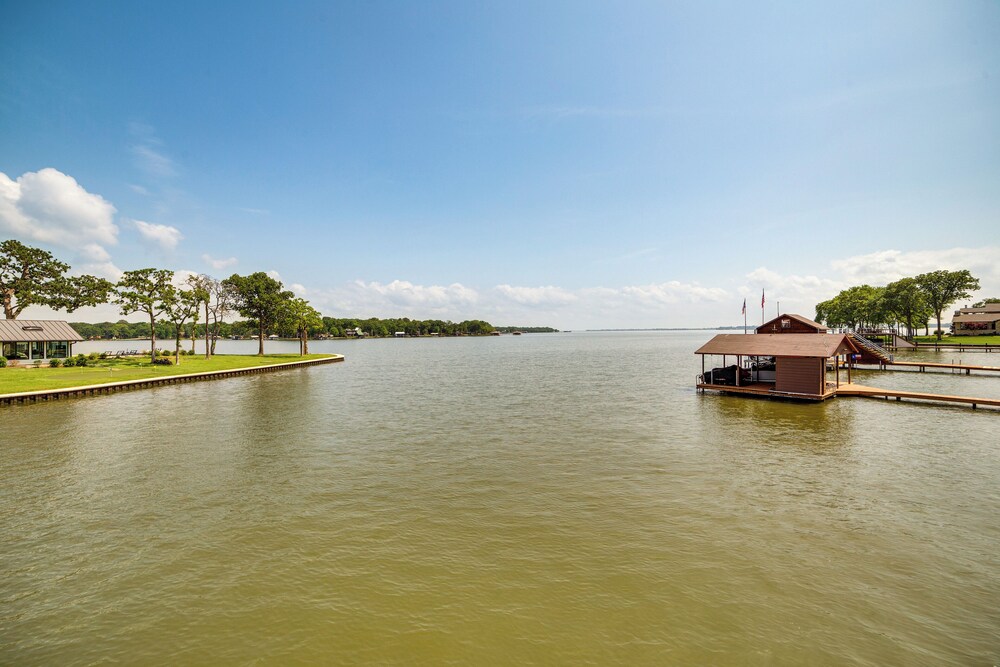 Waterfront Gem on Cedar Creek Lake w/ Deck + Games