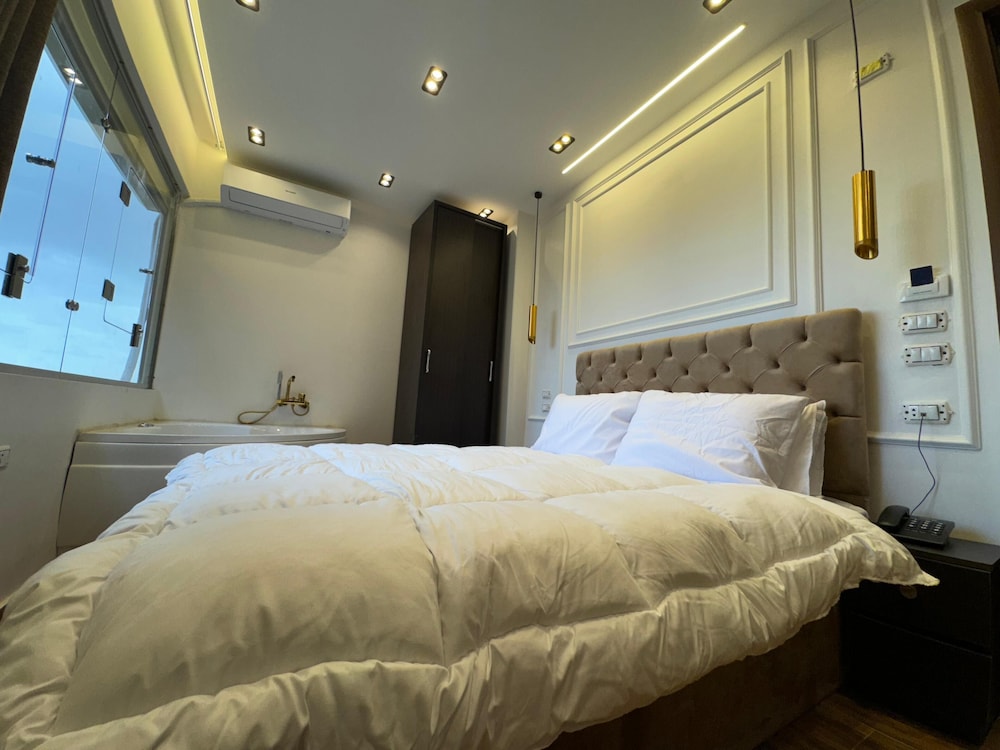 New White Pyramids Inn