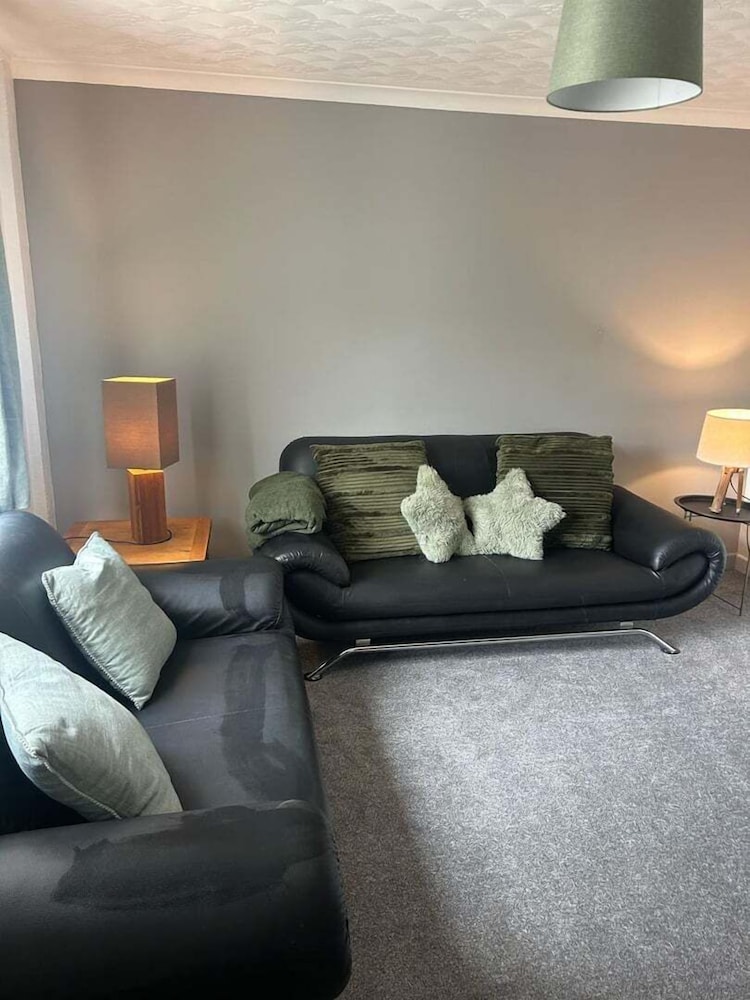 Family & Group Stay 3 Bedroom Swansea Home