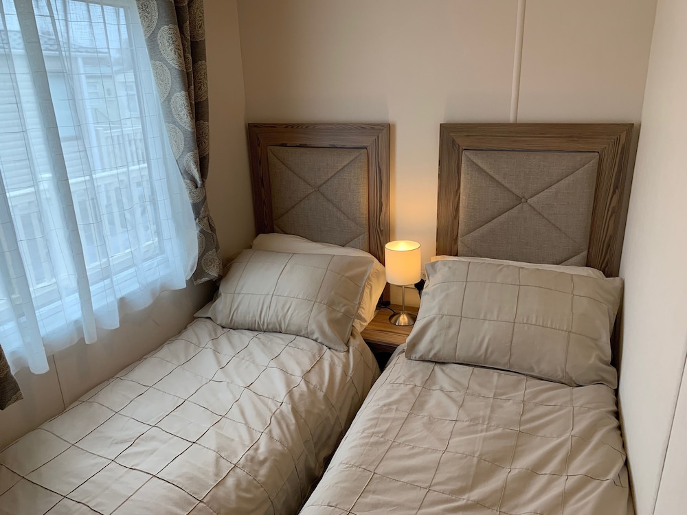 Beautiful 2-bed Caravan in Stratford-upon-avon view 3