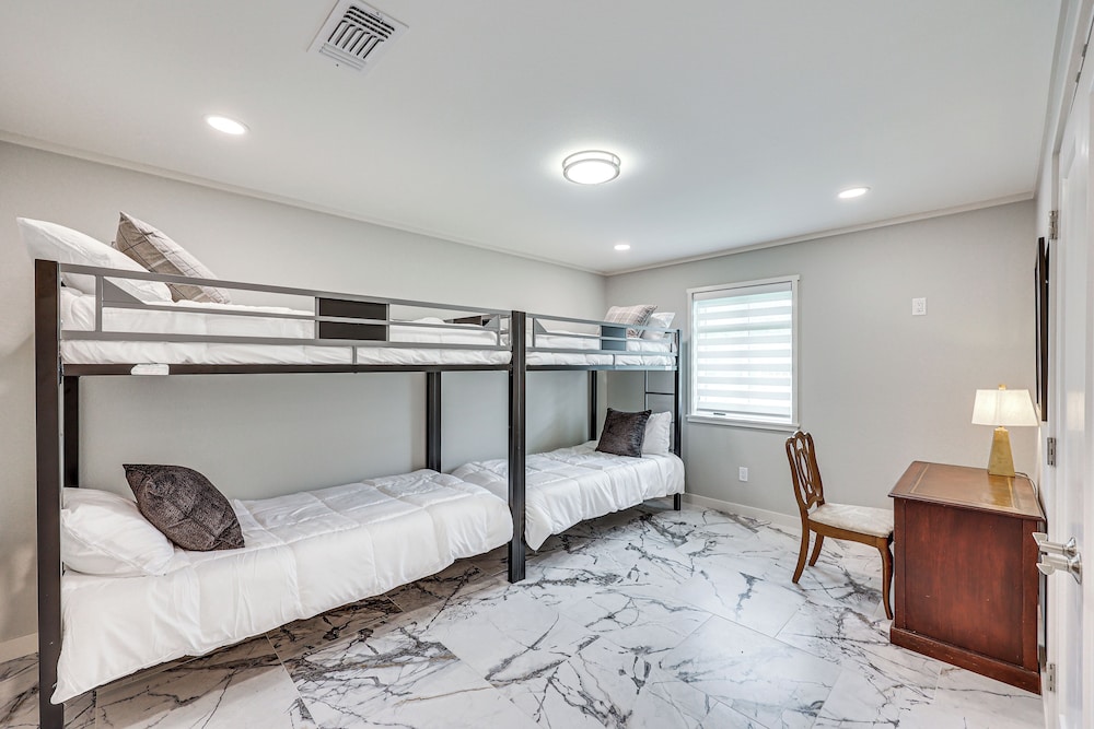 < 1 Mi to Sau: Newly Renovated Home w/ Yard!