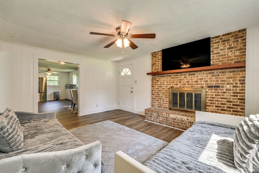 6 Mi to Dtwn: Charming Home w/ Yard in Charlotte