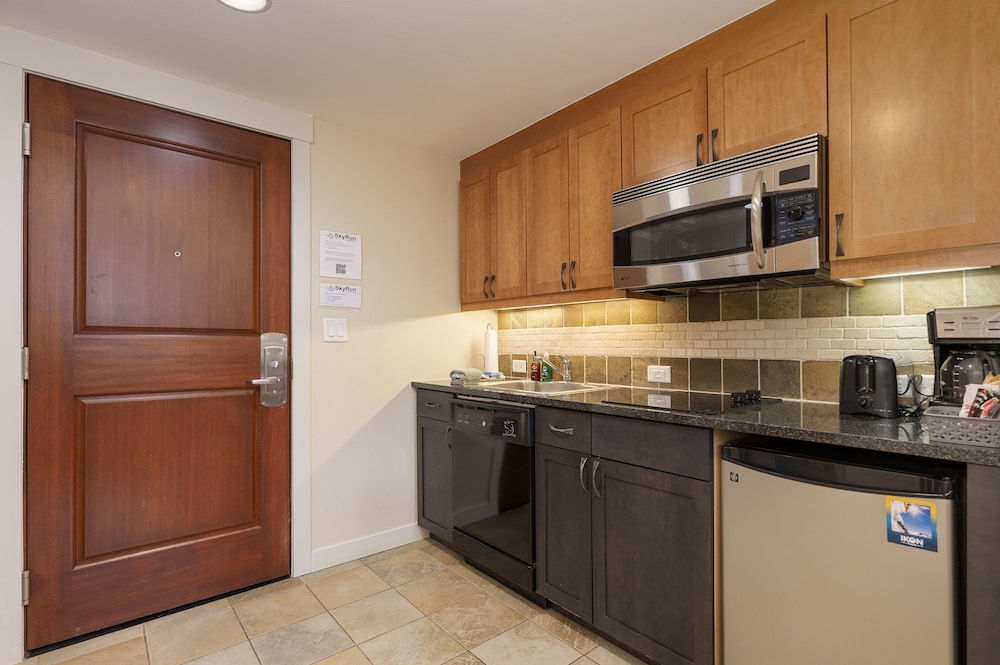 Founders Pointe 1 bedroom Condo by RedAwning