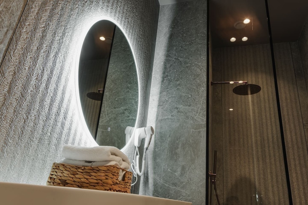 Zins Luxury Apartment 02