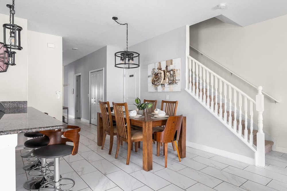 Private Pool and BBQ at Storey Lake 5BR