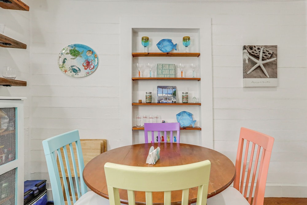 1 Mi to Beach: Colorful Cottage in Galveston!