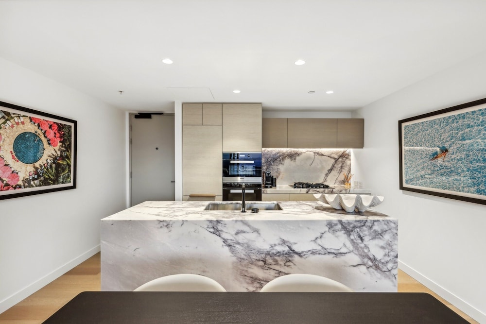 Jewel Luxury Beachside 2-bed With Water View