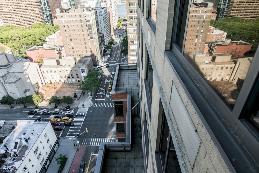 Bright 2 Bedrooms 2 Bathrooms Unit With Balcony