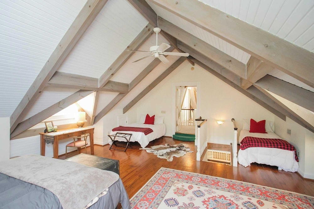35 Acre Villa w/ Pool, Spa, Wine Cellar & Gym + Near Golf Club La Pearla Ranch by Avantstay