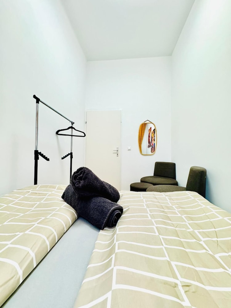 9BR Apt for 18P Walk to Augarten