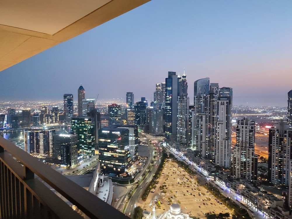 SuperHost - Chic Apartment With Balcony Close to Burj Khalifa