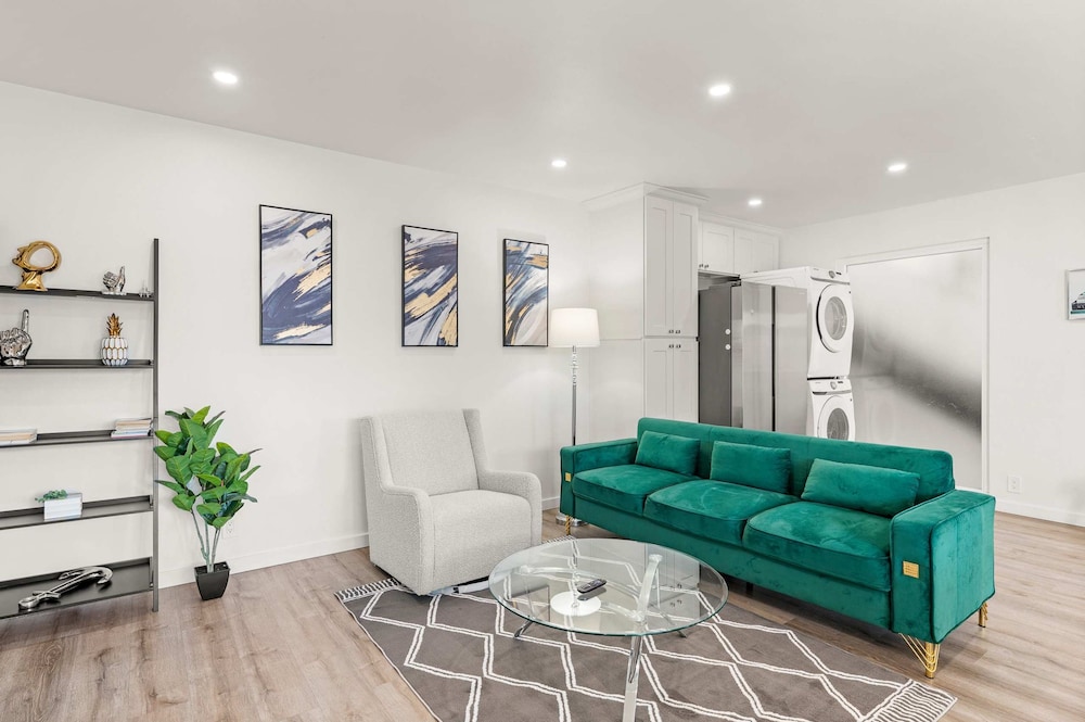 Foothills Oasis w Private Balcony Free Parking 3