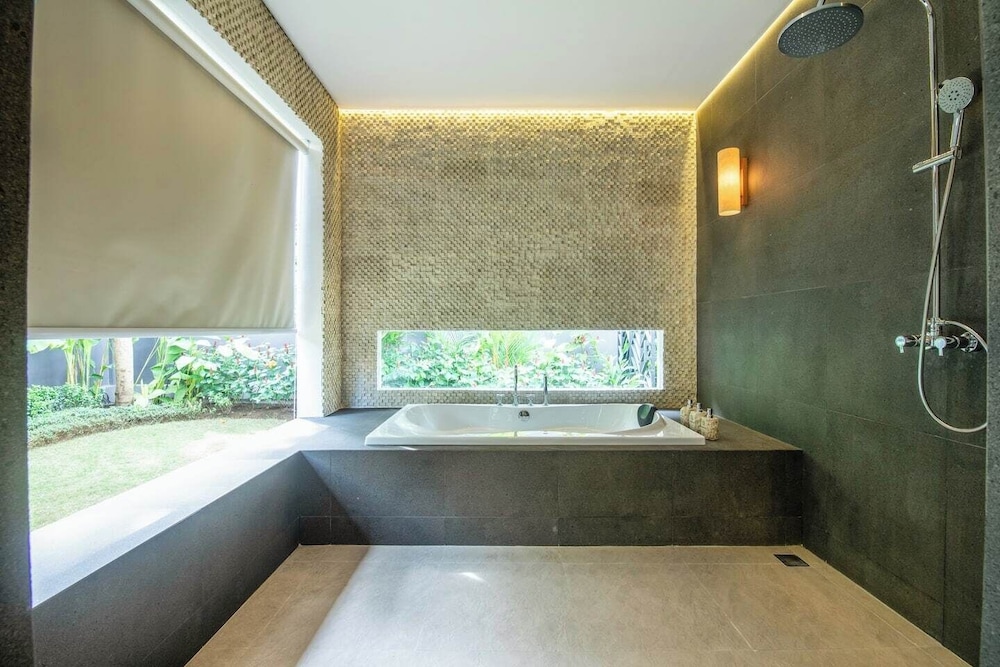 Exquisite 5BR Villa: Premier Luxury in Seminyak