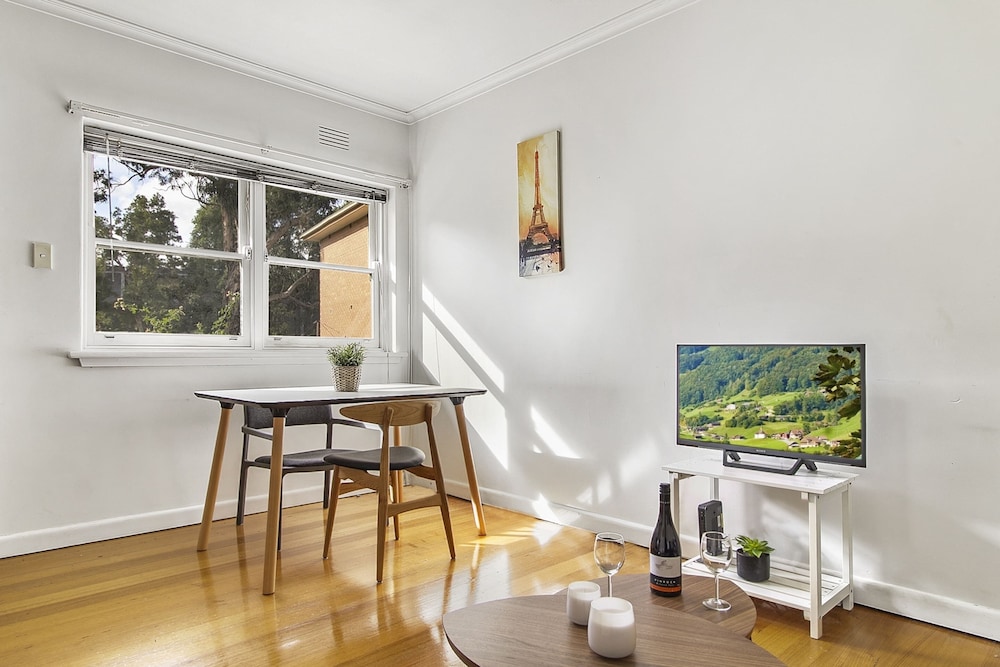 Comfy One-bedroom Unit Between City and Airport