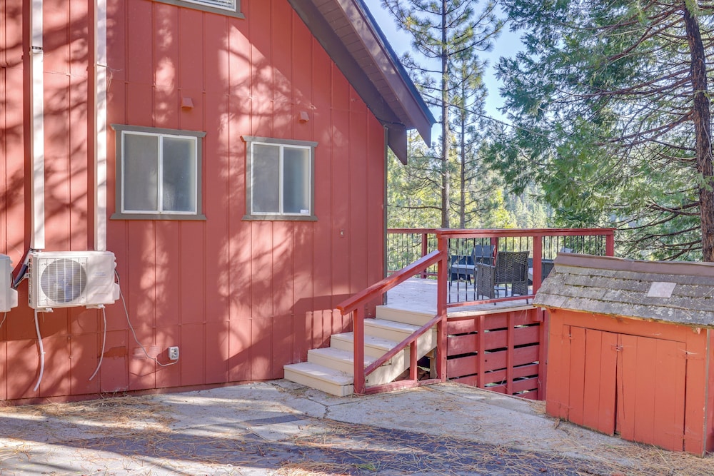 13 Mi to Skiing: Long Barn Family Cabin