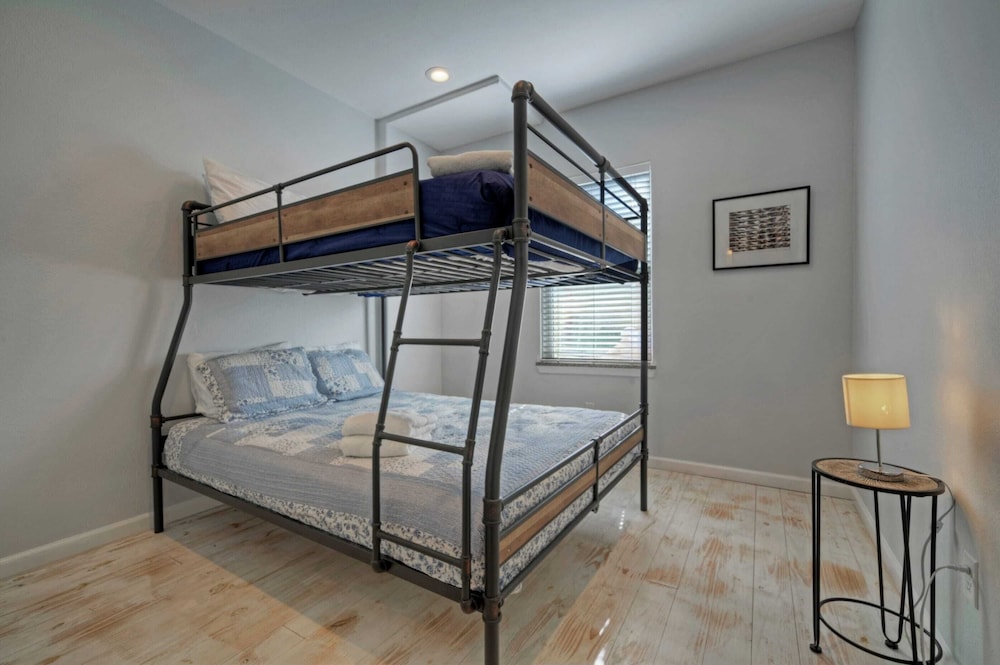 Sleeps 31 2 Homes w/ Boat Dock + Waterfront Pool Laguna Village Getaway
