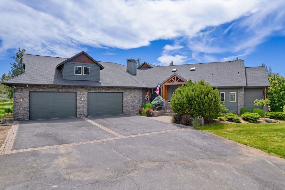 Family-Friendly Dara Oaks Home with Private Hot Tub and BBQ on the Deck by RedAwning