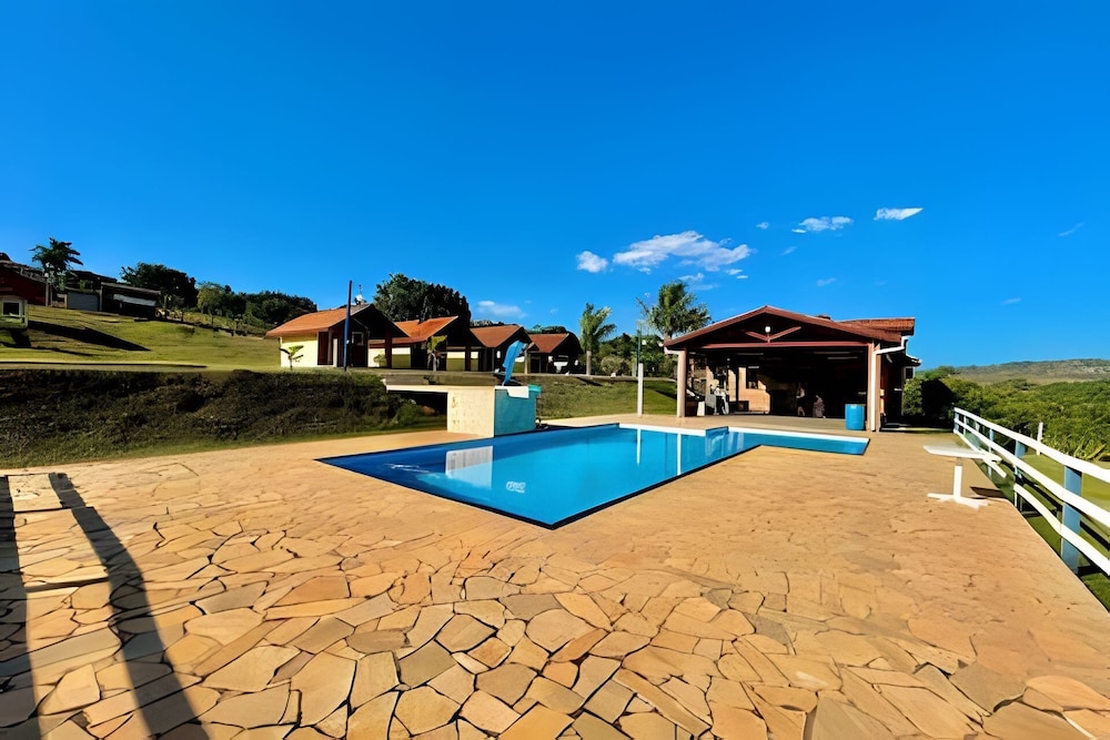Chácara com 4 Chalés grande piscina