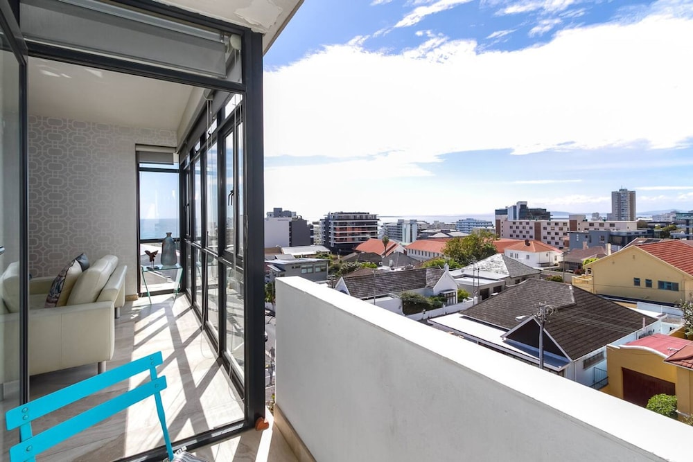 2 Bed Bantry Bay City and Sea View 100m to Beach