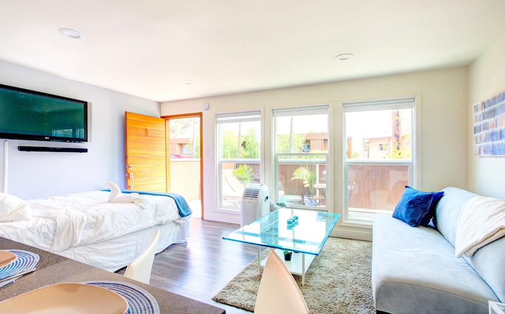 1 Bedroom near Hollywood Sights - Image 3