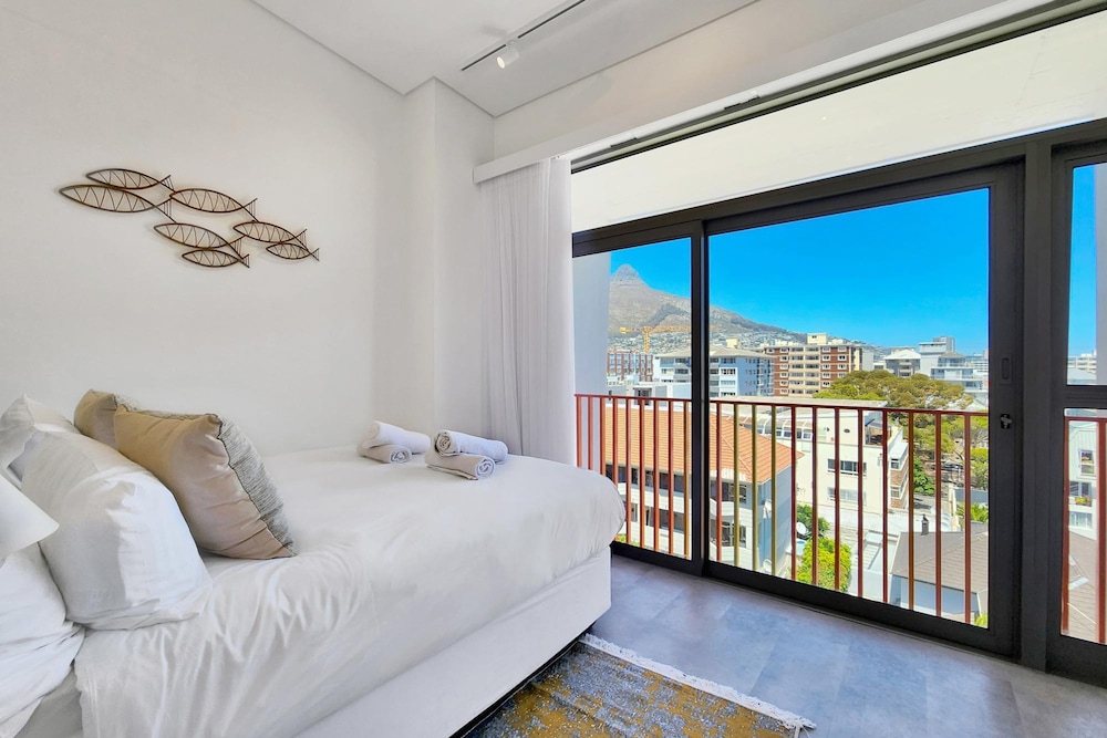 Chic Rooftop Apartment by the Sea 6onn Sea Point